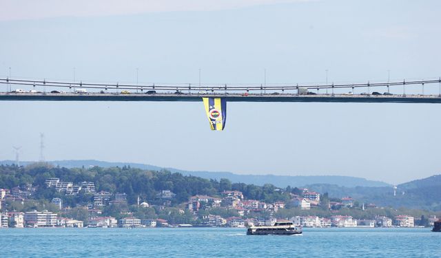 Şampiyon Fenerbahçe Beko’nun bayrağı köprüye asıldı