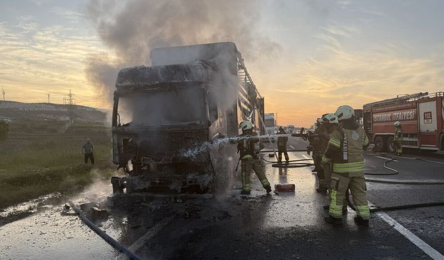 Çatalca'da seyir halindeki tır alev alev yandı