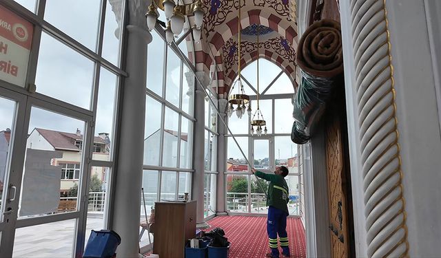 Arnavutköy'de camiler bayrama hazır