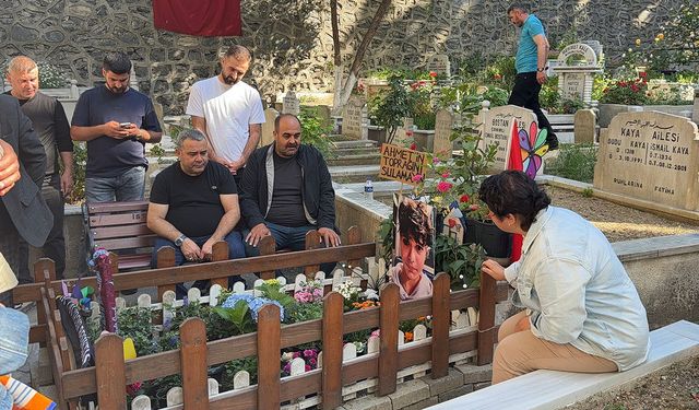 Narin Güran'ın babası  Mattia Ahmet Minguzzi'nin kabrini ziyaret etti