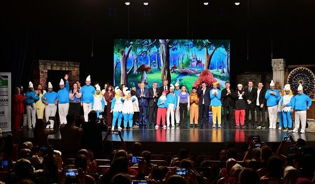 Engelsiz Sanat Akademisi öğrencileri ‘Şirinler’ oyunu ile sahne aldı