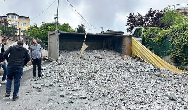 Sarıyer’de kontrolden çıkan kamyon devrildi: Sürücü yaralandı