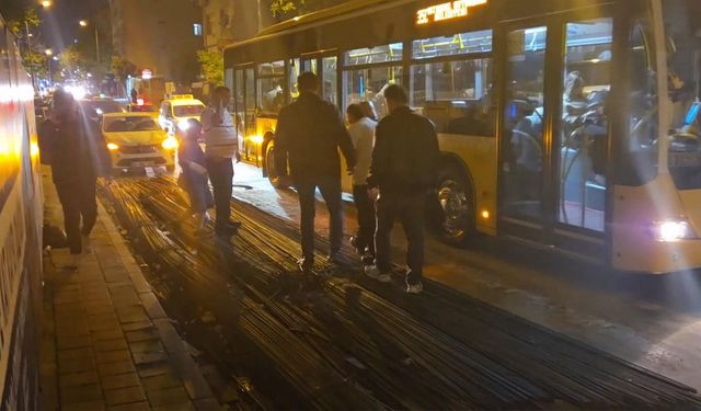 Fatih’te inşaat demiri otobüse saplandı: Kadın yolcu hastanelik oldu