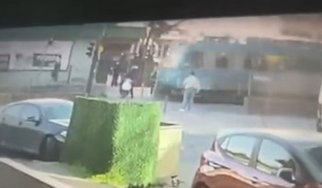 Tramvay hattında can pazarı: Motosikletli ağır yaralandı