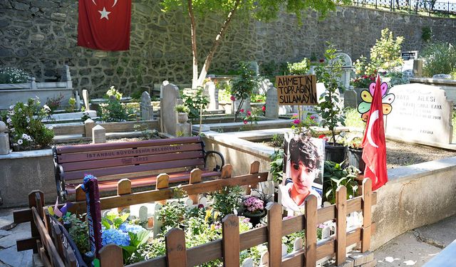 Minguzzi ailesinin bayram ziyareti mezarlıkta geçti