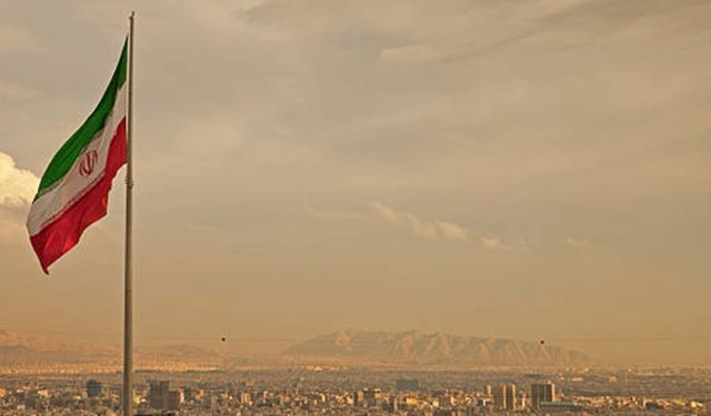 Tahran'da alışveriş merkezinde yangın