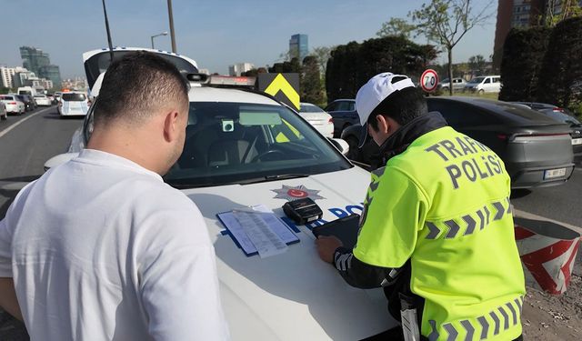 Kadıköy’de sıkı denetim: Kaldırımı kullanan motosikletlilere işlem yapıldı