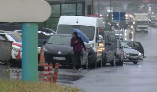Kadıköy’de sağanak yağış etkili oldu: D-100 göle döndü