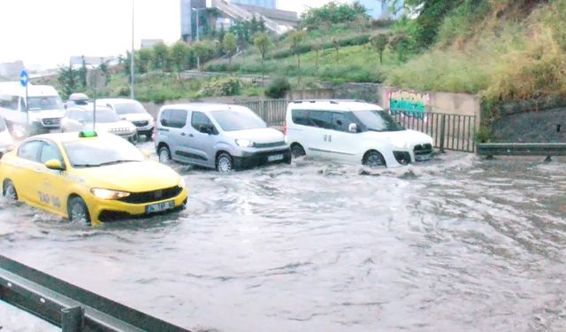 Maltepe’de tünelde su birikti, trafik durma noktasına geldi