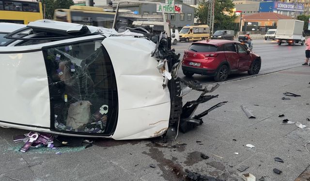 İki aracın karıştığı kazada devrilen otomobilin sürücüsü yaralandı