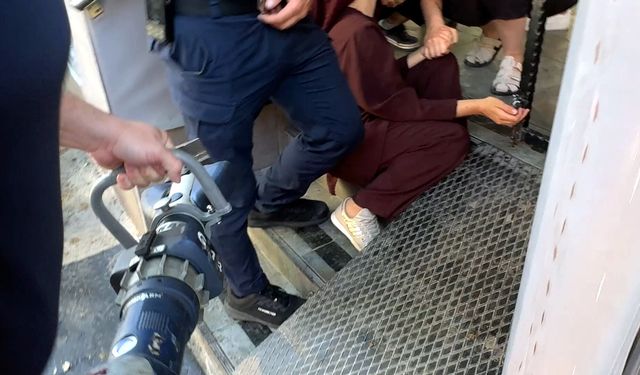 Avcılar’da parmağı demir kapıya sıkışan kadını itfaiye kurtardı