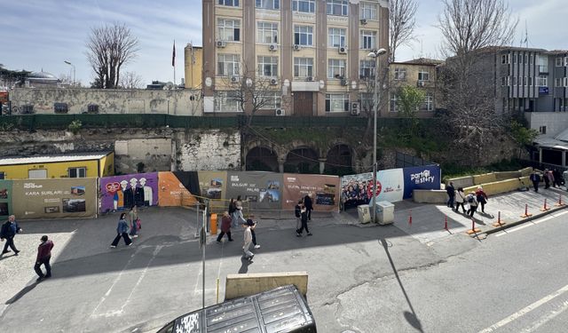 Roma kalıntıları ile modern şehir yaşamı aynı karede