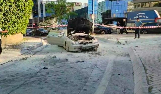 Seyir halindeki lüks otomobil yanarak kullanılamaz hale geldi