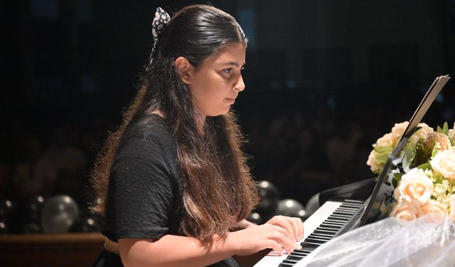 Minik piyanistler yıl sonu dinletisinde sahne aldı