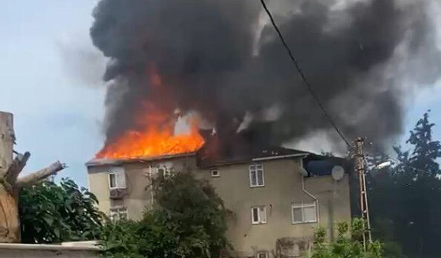 İzolasyon malzemeleri tutuşan çatı alevlere teslim oldu