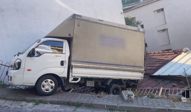 Geri kayan kamyonet evin çatısına düştü