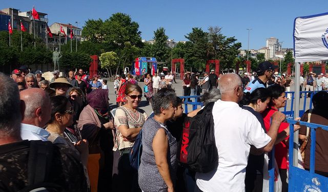 Kartal'da Muharrem bereketi vatandaşla paylaşıldı