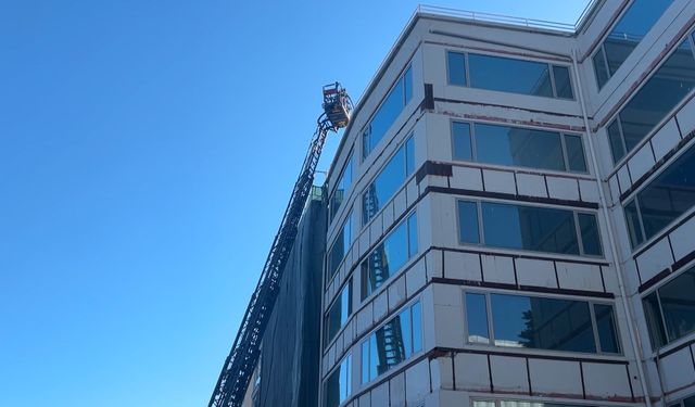 Beyoğlu'nda 6 katlı binada tadilat sırasında çıkan yangın söndürüldü