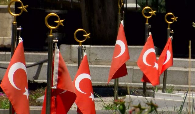 Edirnekapı Şehitliği’nde Babalar Günü hüzünle geçti