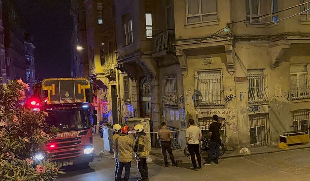 Beyoğlu’nda binada kısmı çökme meydana geldi