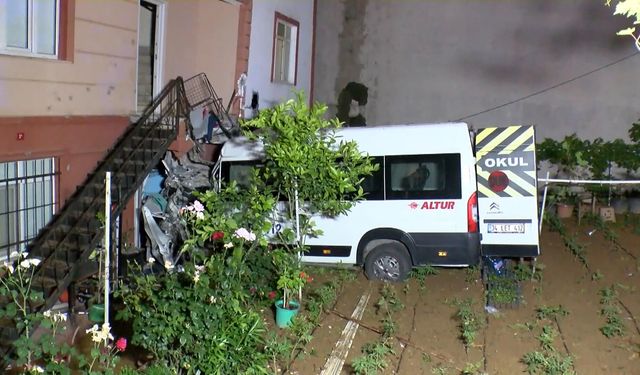 Servis minibüsü evin bahçesine uçtu: 1 yaralı