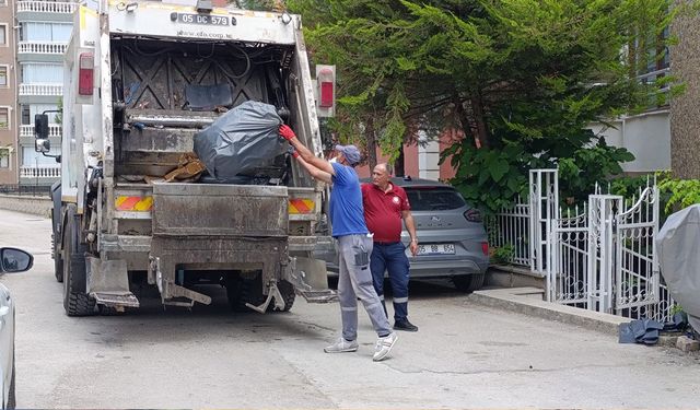 Kötü koku gerçeği ortaya çıkardı: Evden 1 ton çöp çıkarıldı