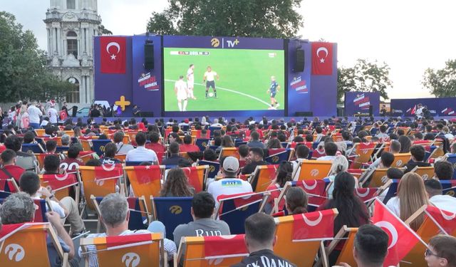 Dolmabahçe’de milli maç heyecanı dev ekranda yaşandı