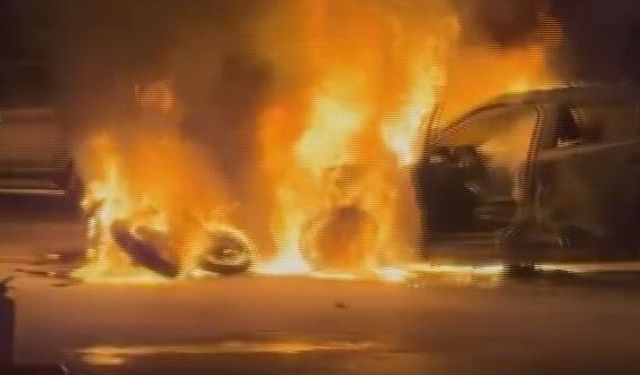 Esenyurt'ta çarpışan otomobil ve motosiklet alev alev yandı