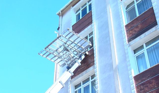 Yıkım sırasında çöken apartman nedeniyle 2 bina tahliye edildi