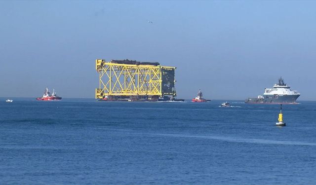 350 metrelik dev platform İstanbul Boğazı'ndan geçti