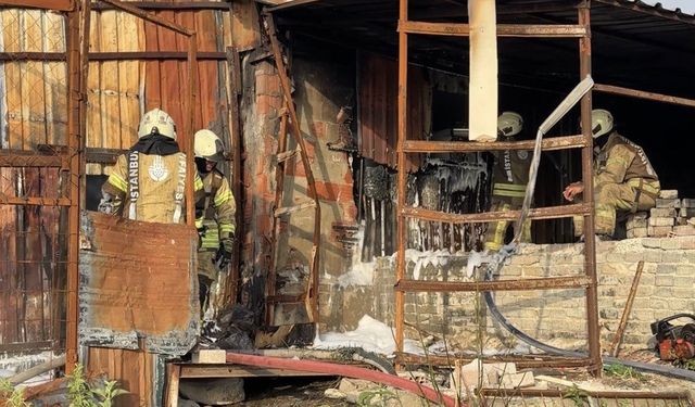 Sultangazi’de plastik eşya deposu alev alev yandı