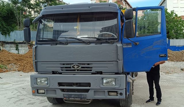 Plakasız kamyonla kaçak toprak döktüler