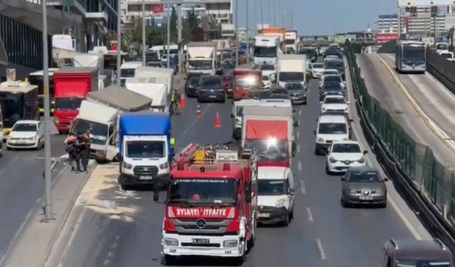D-100’de freni boşalan kamyonet refüje çıktı: Trafik kilitlendi