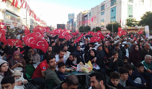 Milli heyecan Sultanbeyli'yi sardı: 10 bin kişi meydanda buluştu