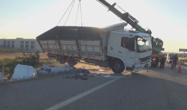Silivri D-100 Karayolu'nda devrilen kamyonun şoförü yaralandı