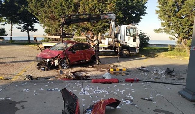 Kartal’da kontrolden çıkan otomobil takla attı: Kadın sürücü araçta sıkıştı