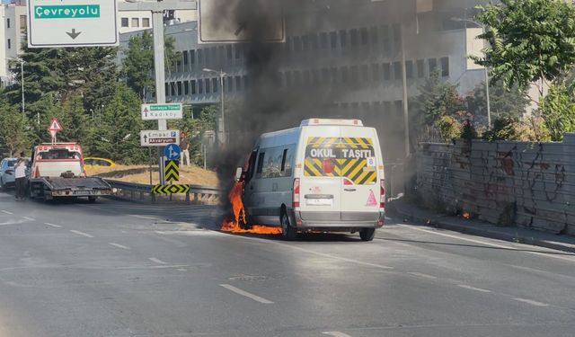 Üsküdar'da seyir halindeki servis minibüsü alev alev yandı