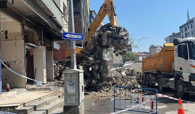 22 riskli bina için yıkım kararı: İlk kepçe vuruldu
