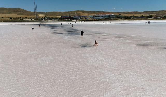 Tuz Gölü pembe renge büründü, turistler bölgeye akın etti