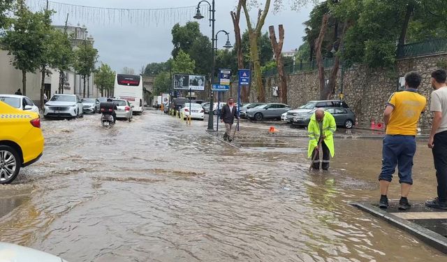 Çırağan Caddesi göle döndü: Sürücüler zor anlar yaşadı