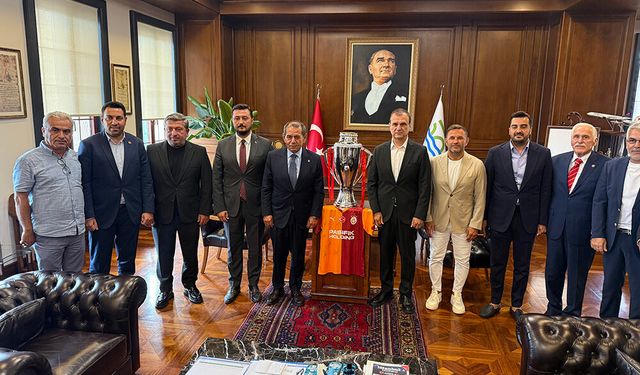 Başkan Özbek, Büyükçekmece'de Şampiyonlar Anıtı'na Galatasaray bayrağını çekti