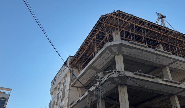 Arnavutköy’de inşaatta beton dökülürken 6 katlı binanın duvarı patladı