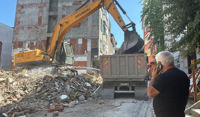 Kağıthane'de kontrolsüz yıkım
