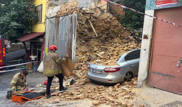 Beyoğlu’nda 2 katlı metruk bina çöktü