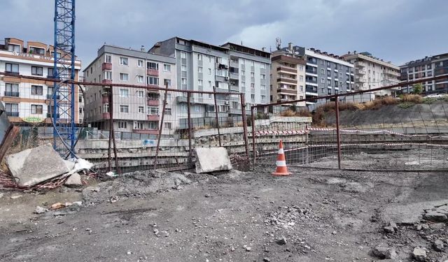 Avcılar'da katlı otopark inşaatında çalışan işçi 15 metreden aşağı düştü