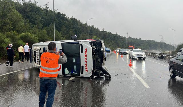 Çekmeköy’de bariyerlere çarpan ambulans devrildi: 1 yaralı