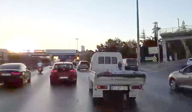Avcılar D-100'de iki kamyonet makas atarak yarıştı