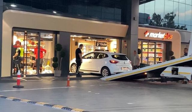 Akaryakıt istasyonundaki otomobil markete daldı
