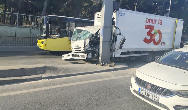 Bahçelievler D-100'de kamyonet direğe çarptı