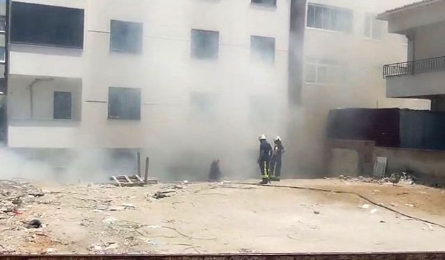 Avcılar'da metruk bina yangını